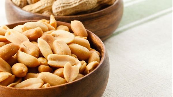 Nu știai asta. Câte alune ai voie să mănânci zilnic și ce poți păți dacă depășești doza