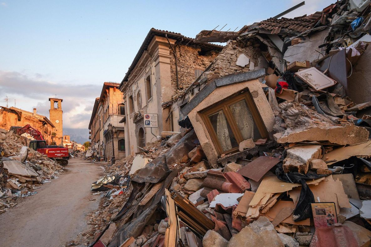 Primarul din Amatrice somează turiștii să nu-și mai facă selfie-uri cu ruinele rămase după cutremur
