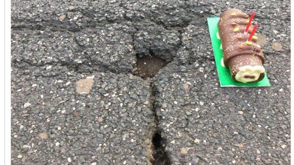 Aniversare neobişnuită! Locuitorii unui orăşel au sărbătorit o groapă. "Este de doi ani aici!"