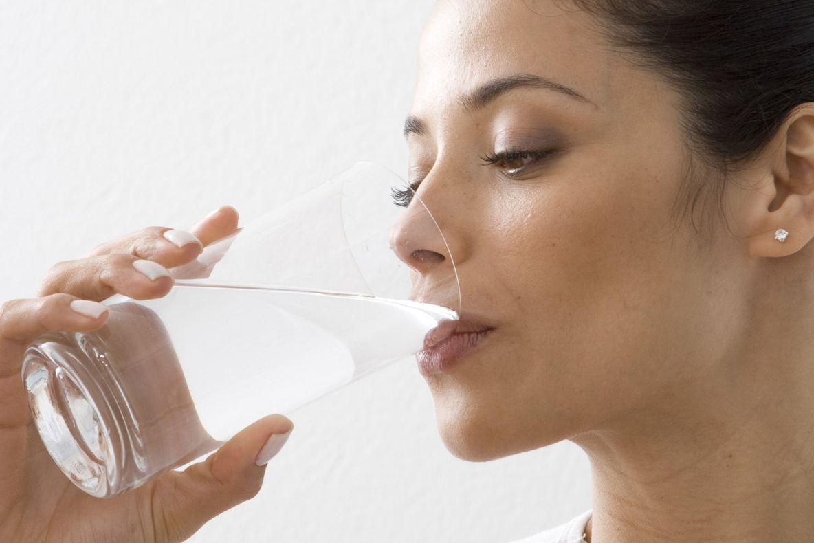 Care sunt cele patru momente ale zilei în care trebuie să bei apă pentru a-ți menține sănătatea