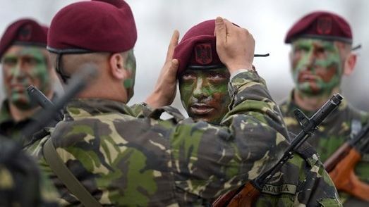 Armata Română, cu burta pe carte: nu mai poți ajunge MAIOR fără studii de master 