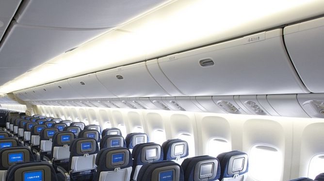 Clipe de groază într-un avion. Ce a căzut din compartimentul de bagaje peste un pasager