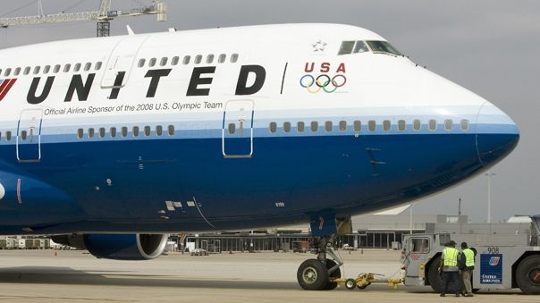 United Airlinies își despăgubește clientul scos cu forța de pe locul lui