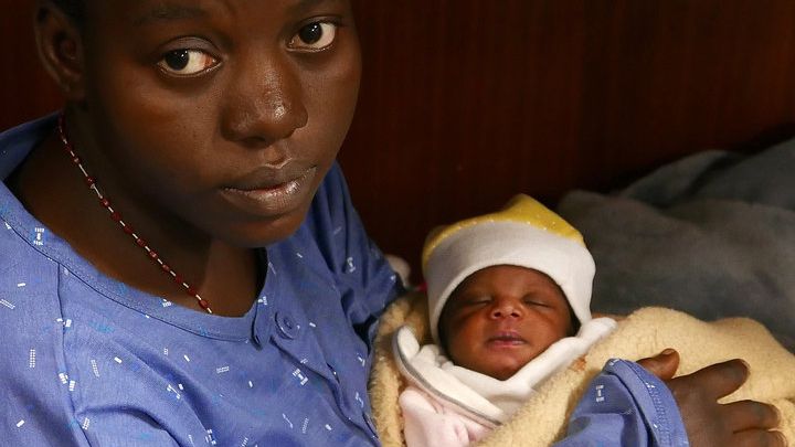 Fetiță de 4 zile salvată de pe o barcă pneumatică plină cu migranți, eșuată în Marea Mediterană