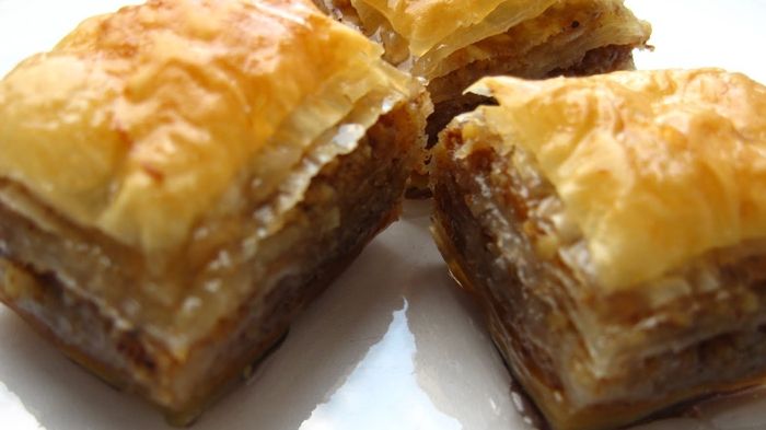 Cum se prepară cea mai delicioasă baclava, desertul favorit al turcilor. Bună de te lingi pe degete!