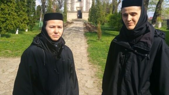 Ce au făcut două măicuțe după rugăciunea de dimineață. Erau pline de vânătăi