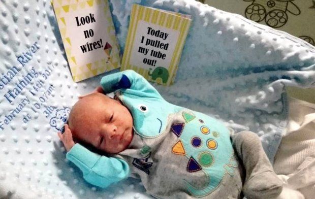 N-a împlinit nici o lună, dar gestul său a amuzat întreg internetul. Cum s-a lăsat pozat un bebeluș