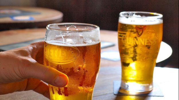 Un bărbat, arestat pentru că s-a întors într-o casă în flăcări ca să-și recupereze berea