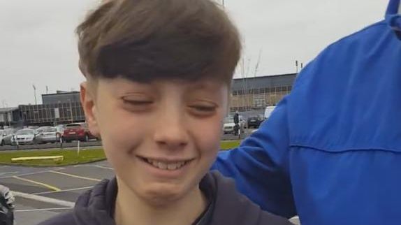 Şi-a condus bunicii la aeroport, dar când au deschis geanta, ŞOC! A izbucnit în lacrimi