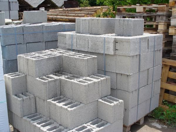 O femeie a cumpărat mai mulţi BOLŢARI, dar nu ca să construiască o casă. GENIAL ce a făcut cu ei