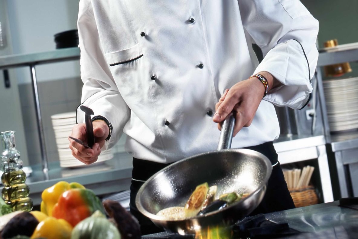 Un român a inventat parfumul COMESTIBIL! Poate fi folosit atât la mâncăruri, cât și în cosmetică