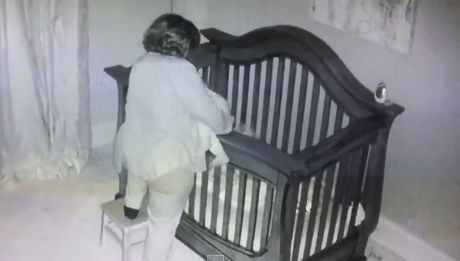Camera ascunsă a înregistrat cum bunica o așeza în pătuc pe nepoată. Ce a urmat. Mama a fost şocată