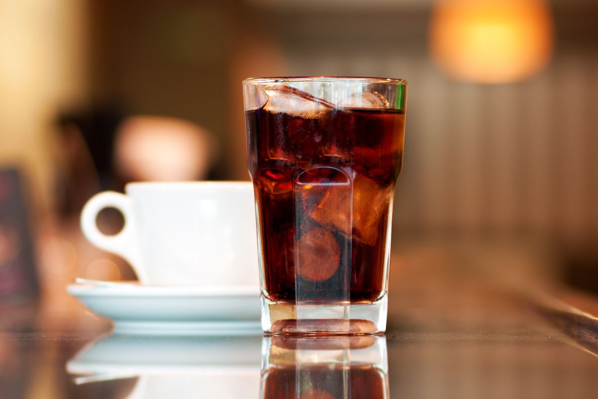 Ce se întâmplă dacă bei și cafea și sucuri care conțin cola
