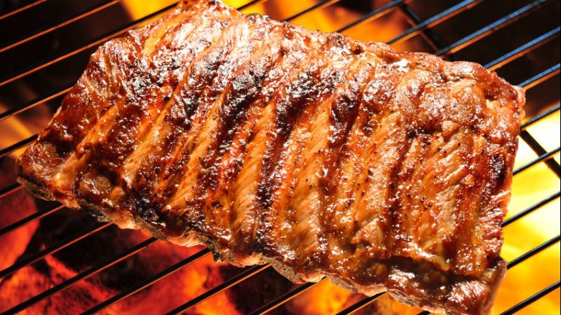 Carnea pe grătar, extrem de nocivă. Cum s-o prepari ca să nu te îmbolnăvească