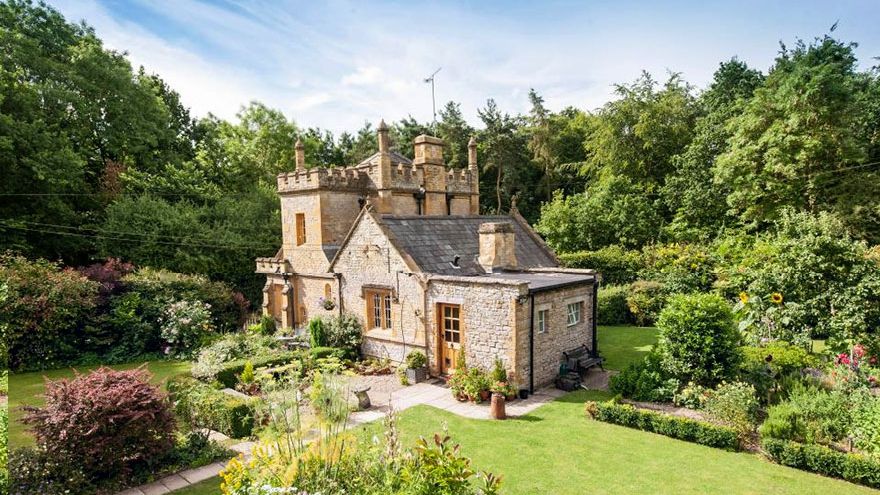 Basmul preferat poate deveni realitate. Cel mai mic castel din lume este de vânzare