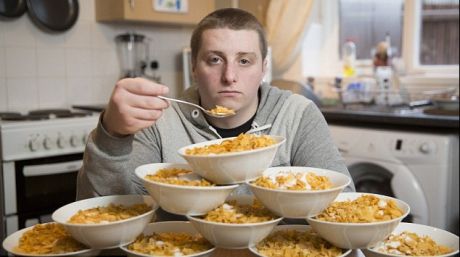 A mâncat 13 farfurii cu cereale în fiecare zi, timp de trei ani. Cum arată acum