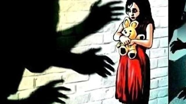 Nu merită să i se spună mamă! Acest monstru a pus la cale violul fiicei ei. Motivul e halucinant