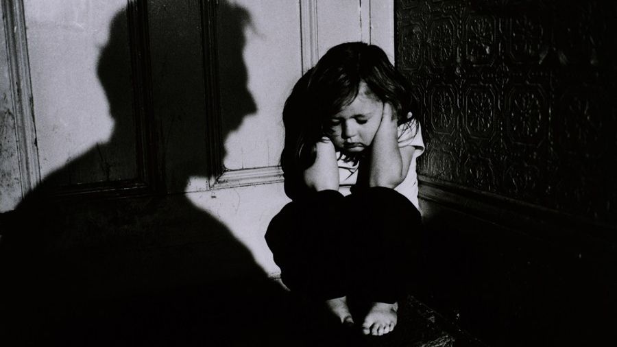 Un german și-a violat propriul copil și a postat imaginile pe Internet