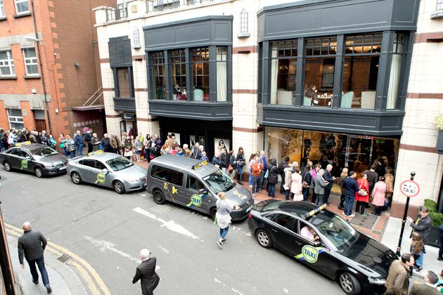 COADĂ uriaşă într-un oraş european. S-au trezit de la 4 dimineaţa - e INCREDIBIL ce speră să cumpere