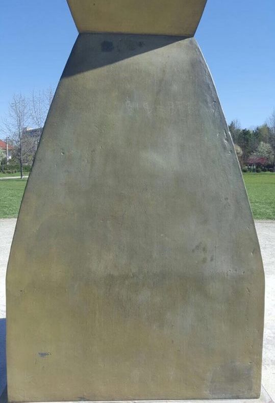 Coloana Infinitului, vandalizată de o fetiţă de 12 ani. Ce a scris şi ce a păţit mama ei a doua zi