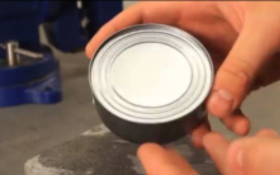 A luat o conservă de ton dintr-un magazin. Cand a deschis capacul a înlemnit. ”Are și ochi!”