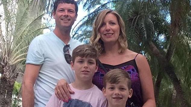 Copil de 10 ani despărţit de părinţi şi dat afară din avion, pe motiv că aeronava era supraîncărcată