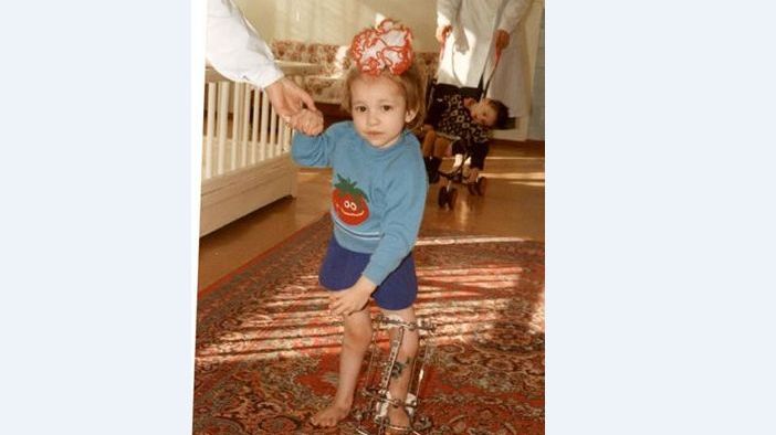 Mama ei a decis să-i taie picioarele la 9 ani. După 15 ani, ceva cutremurător se întâmplă 