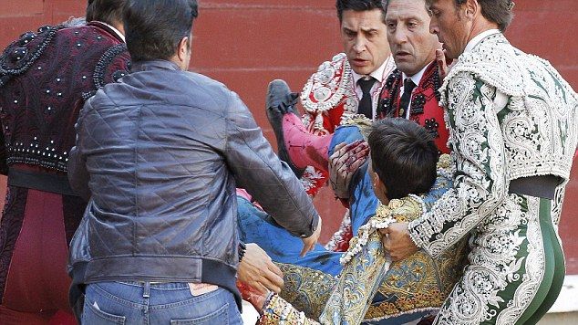 Scene de groază surprinse în timpul unei coride din Spania! Toreador sfârtecat de un taur