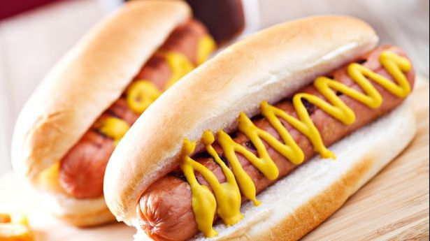 Ce conține, de fapt, un Hot Dog? Nu îl vei mai consuma niciodată. Pericol imens pentru sănătate