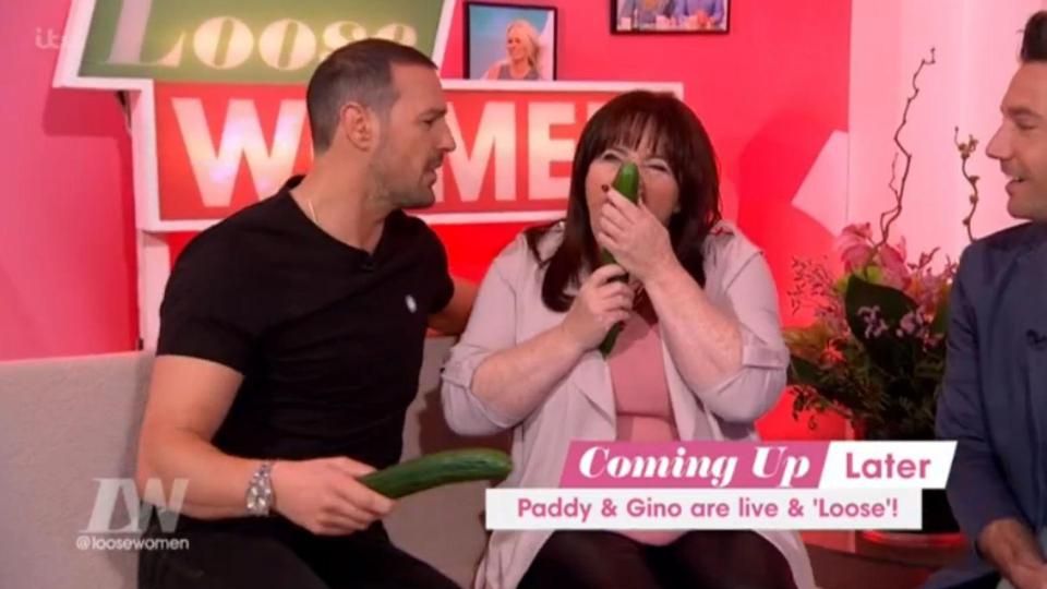 Ce a făcut o mare cântăreață, în direct, cu un castravete uriaș! Telespectatorii au rămas șocați