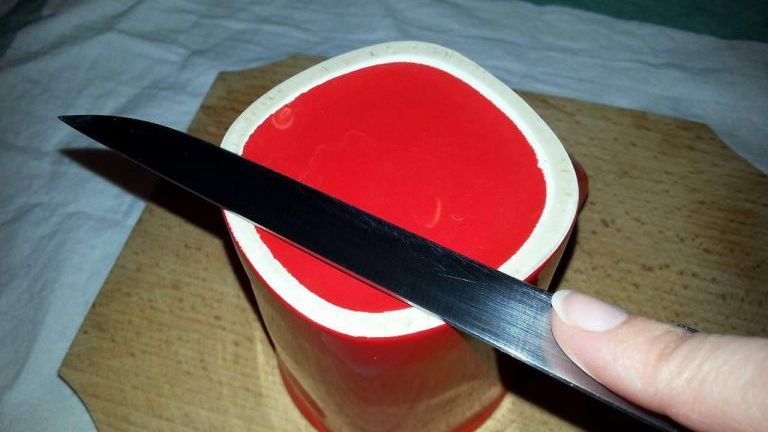 Cum să ascuți cuțitul cu cana de cafea. E cea mai simplă metodă!