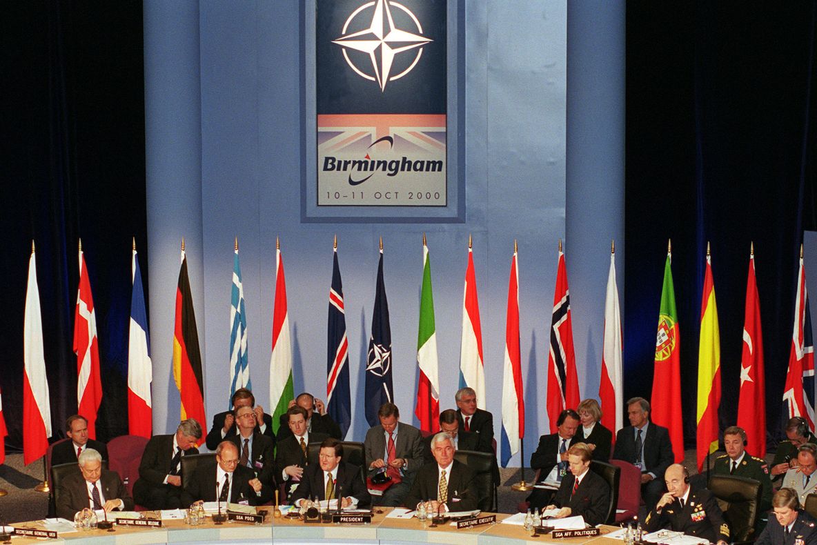 Întâlnire de gradul 0 în România: Foști șefi ai CIA și NATO vor dezbate problemele globale