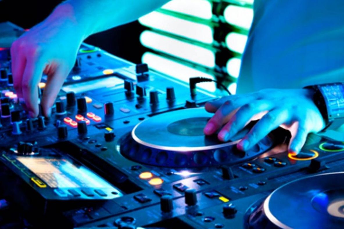 Un DJ a mixat o piesă house cu apel la rugăciunea musulmană. Patronul clubului, reţinut