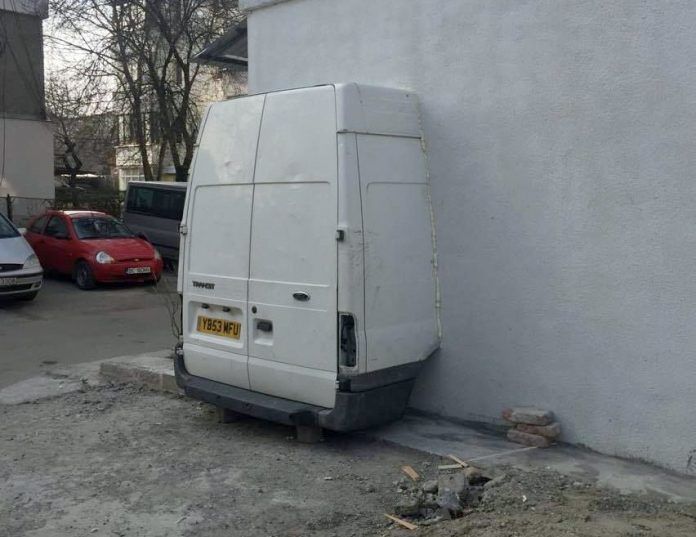 Duba zidită de un român în peretele blocului e virală. Cum arată acum locuința din Bacău