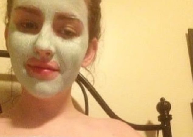 A abordat pe Facebook o fată ieşită din duş. I-a cerut să dea jos halatul. ŞOC cum arăta pe dedesubt