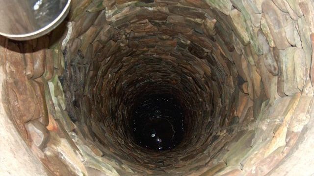 Mama s-a încuiat cu cele două fiice într-o fântână. Când au ieşit, au fost şocate de ce au văzut