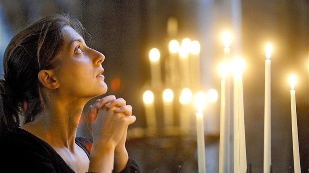 Femeile la menstruaţie, un tabu pentru toate religiile lumii. De ce sunt considerate "necurate"