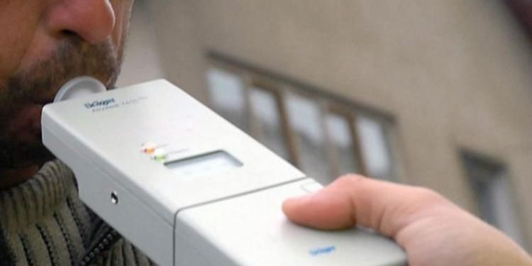 L-au prins la volan cu o alcoolemie de 2 la mie.Când au văzut cine era şoferul, ŞOC pentru poliţişti