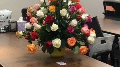 Soțul ei a murit de cancer. După 2 ani, ea a primit un buchet de flori. A citit biletul și a leșinat