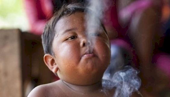 Îl mai ţineţi minte pe băieţelul care fuma 40 de ţigări pe zi? Cum arată astăzi, după 8 ani