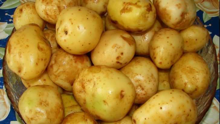 De ce să nu cureți cartofii noi de coajă. Greşeala asta o fac multe gospodine