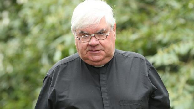 Şocant - un preot a furat bani pentru o viaţă de LUX. I-a cheltuit pe amantă, vin scump şi stridii 