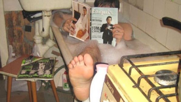 Cada de baie lângă aragaz. Dar stai să vezi unde au pus vasul de toaletă. Cea mai bizară baie