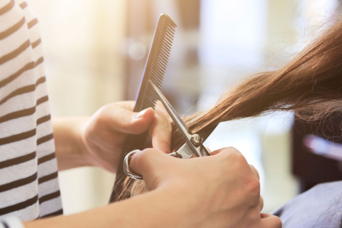 A trecut pragul unui salon cu renume, dar rezultatul a ŞOCAT-O! Ce i-a făcut hairstylist-ul