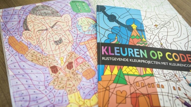 Îndoctrinare nazistă? Părinți scandalizați după ce au cumpărat o carte de colorat. Află ce au găsit