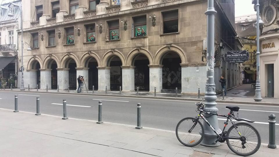 Epopeea clădirilor istorice de pe Calea Victoriei, nou văruite. Cum încearcă muncitorii să le cureţe