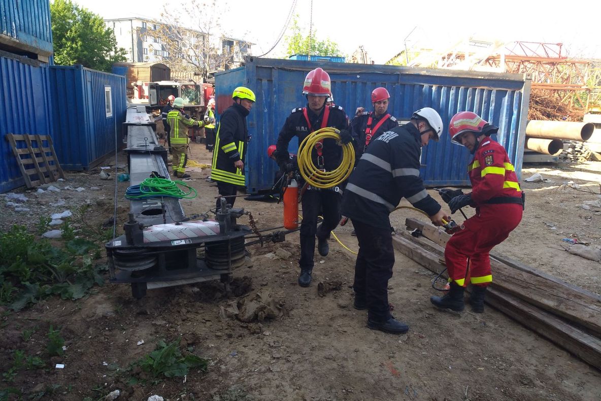 Accident cumplit: un bărbat a fost prins sub un container în București. UPDATE: omul a murit