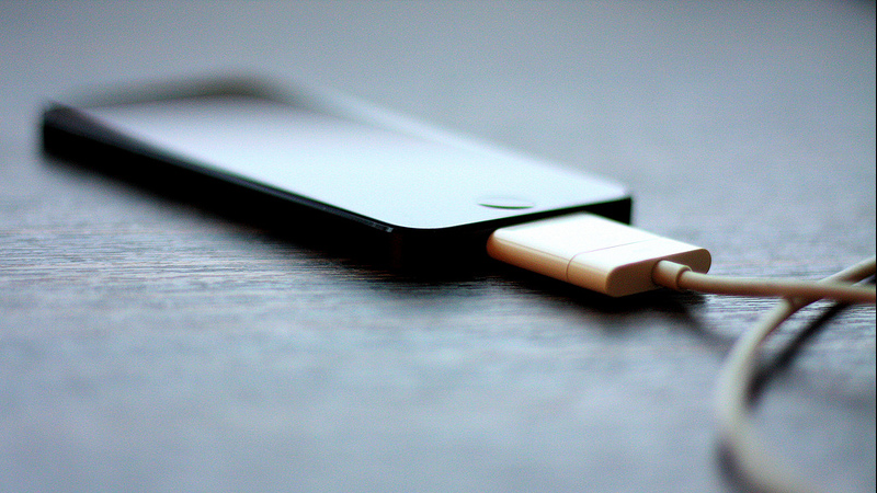 Greșeli pe care le faci când îți încarci telefonul. Se va strica foarte repede