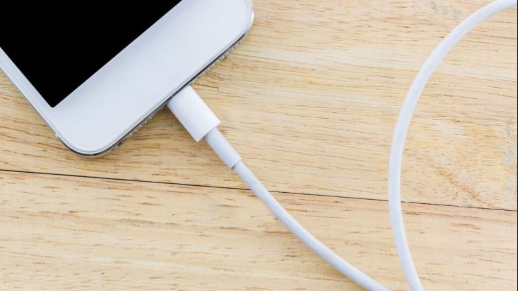 Truc genial. Ce să faci ca telefonul să se încarce de două ori mai rapid 