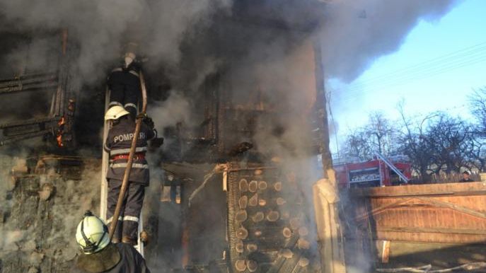 Incendiu puternic într-o localitate suceveană. Trei gospodării au fost cuprinse de flăcări